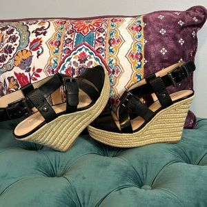 Nine West espadrilles wedges. Black with snake like accessory design.